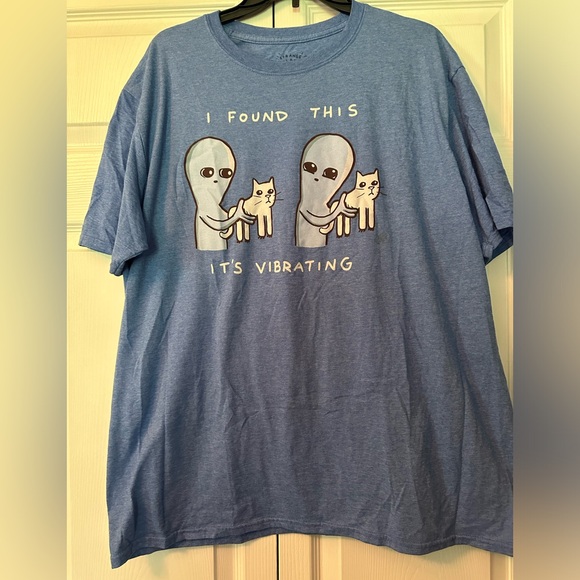 Strange planet “I found this…it’s vibrating” t-shirt - Picture 2 of 3